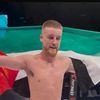 الملاكم يرفع علم فلسطين 