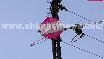 مصرع طفل صعقآ بالتيار الكهربائي بسبب الطياره الورقيه