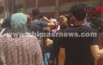 حزن وبكاء طالبات الثانوية العامة بكفر الشيخ لصعوبة امتحان الإنجليزي  