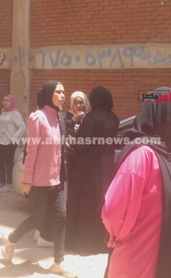 حزن وبكاء طالبات الثانوية العامة بكفر الشيخ لصعوبة امتحان الإنجليزي  